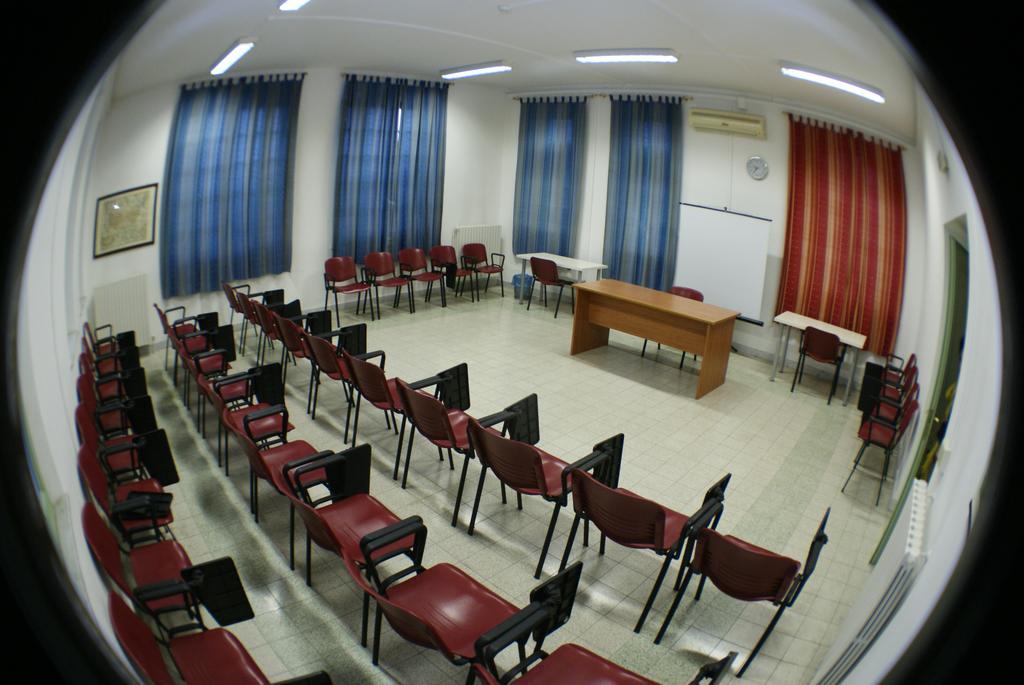 Litus Roma Hostel Ostie Extérieur photo A classroom at the university