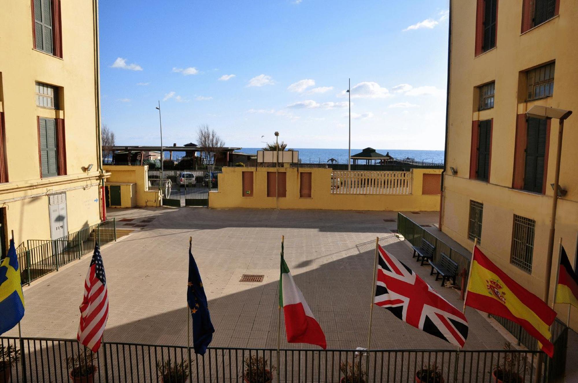 Litus Roma Hostel Ostie Extérieur photo The courtyard of the International School of Rome
