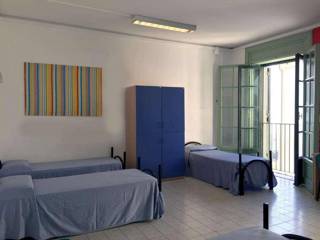 Litus Roma Hostel Ostie Extérieur photo A typical bedroom in a residence hall