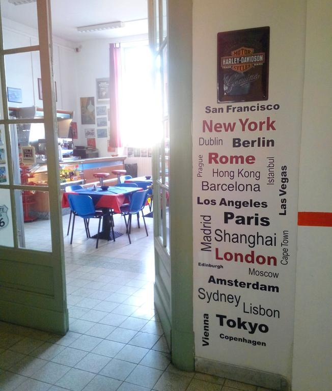 Litus Roma Hostel Ostie Extérieur photo The hostel's dining room