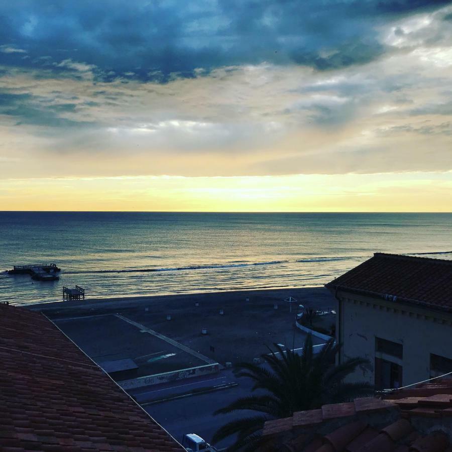Litus Roma Hostel Ostie Extérieur photo Sunset at the beach of San Benedetto del Tronto